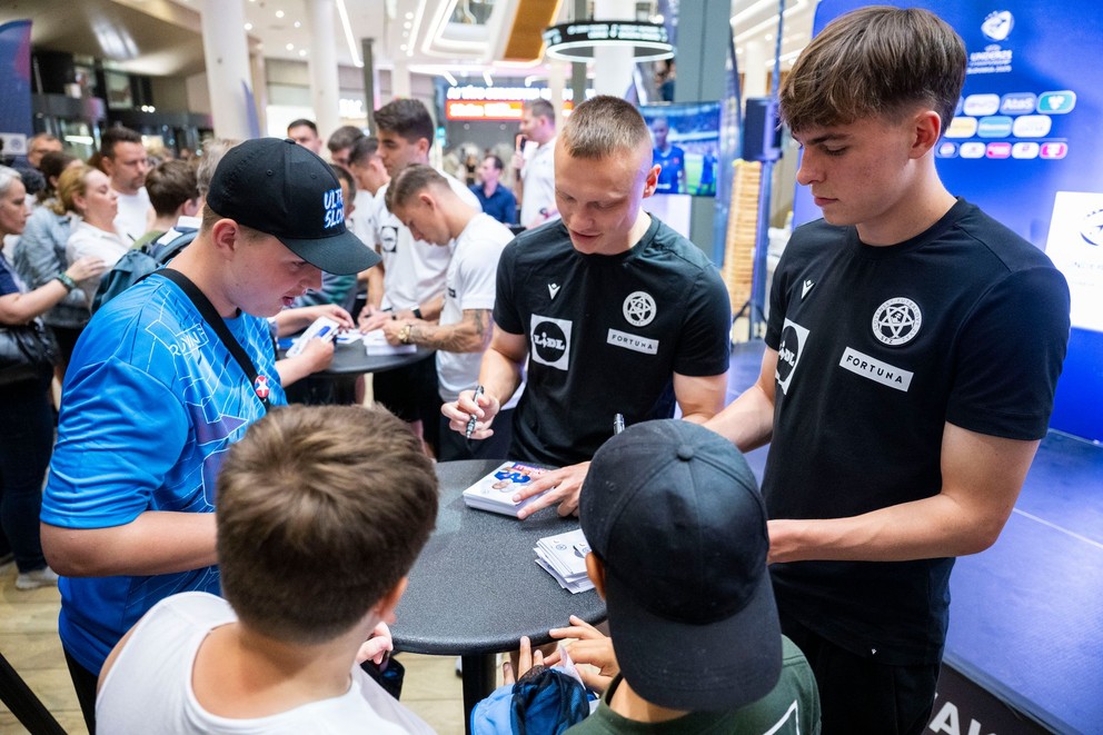 Na snímke slovenskí futbaloví reprezentanti do 21 rokov Nino Marcelli a Leo Sauer podpisujú karty fanúšikom pred domácimi Majstrovstvami Európy hráčov do 21 rokov v Bratislave v stredu 4. júna 2025.