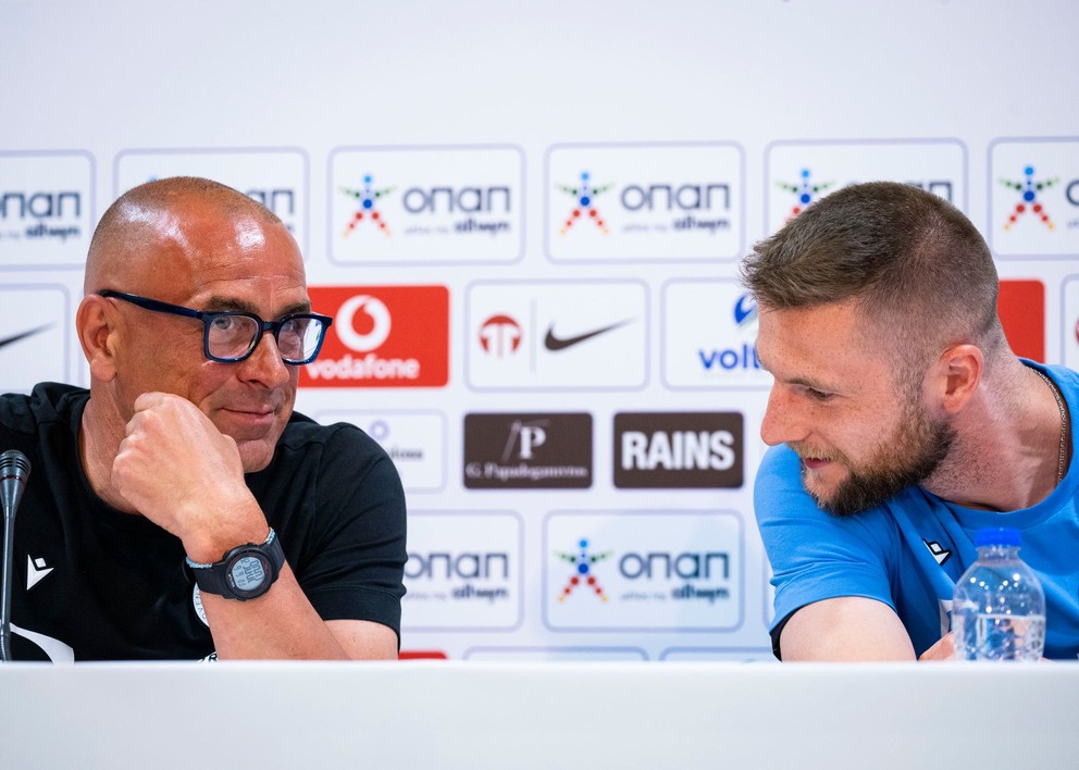 Sprava slovenský futbalový reprezentant Milan Škriniar a tréner slovenskej futbalovej reprezentácie Francesco Calzona.