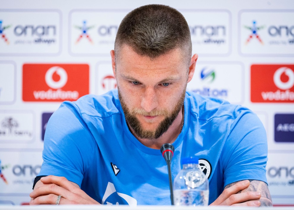 Slovenský futbalový reprezentant Milan Škriniar počas tlačovej konferencie Slovenska pred prípravným zápasom Grécko – Slovensko.