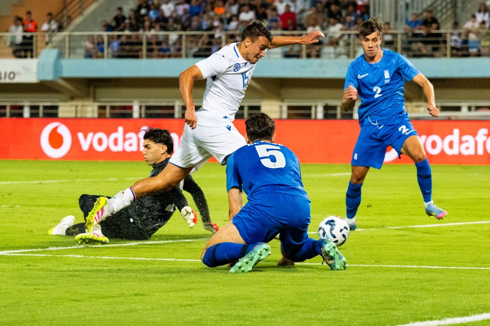 Na snímke zľava grécky brankár Christos Mandas, Dávid Strelec (Slovensko).