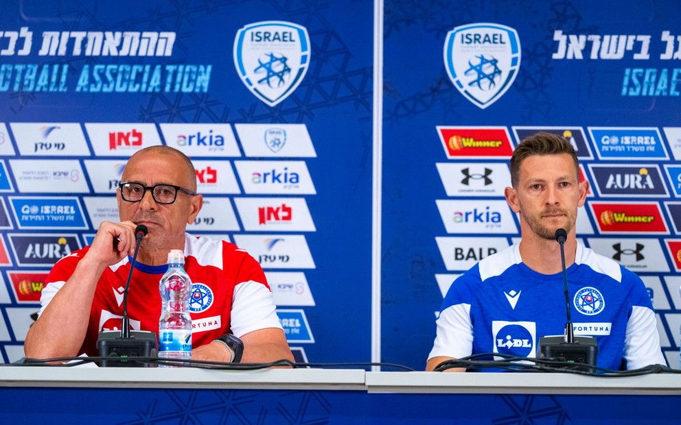 Tréner futbalovej reprezentácie SR Francesco Calzona a futbalový reprezentant SR Patrik Hrošovský.
