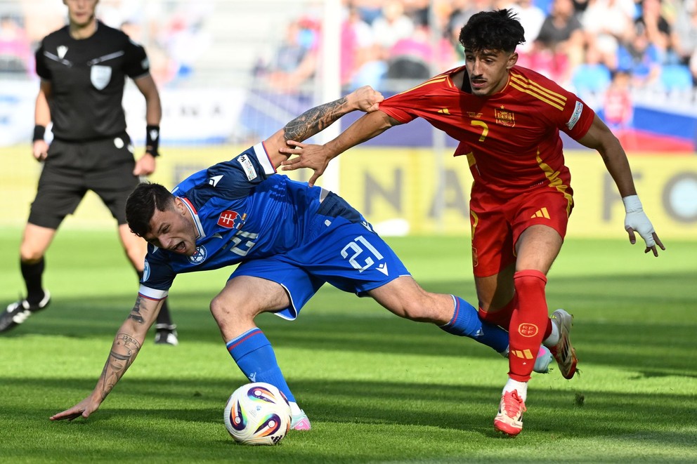 Samuel Kopásek (vľavo) v zápase Slovensko - Španielsko v skupine A na EURO U21 2025 (ME vo futbale do 21 rokov).