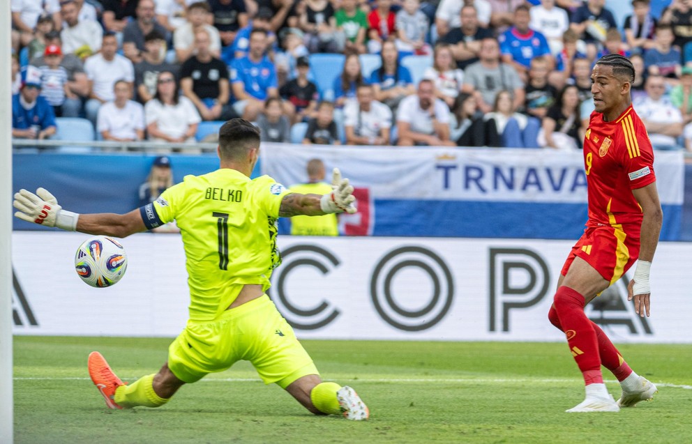 Mateo Joseph strieľa gól na 2:0, pred ním brankár Ľubomír Belko v zápase Slovensko - Španielsko v skupine A na EURO U21 2025 (ME vo futbale do 21 rokov).