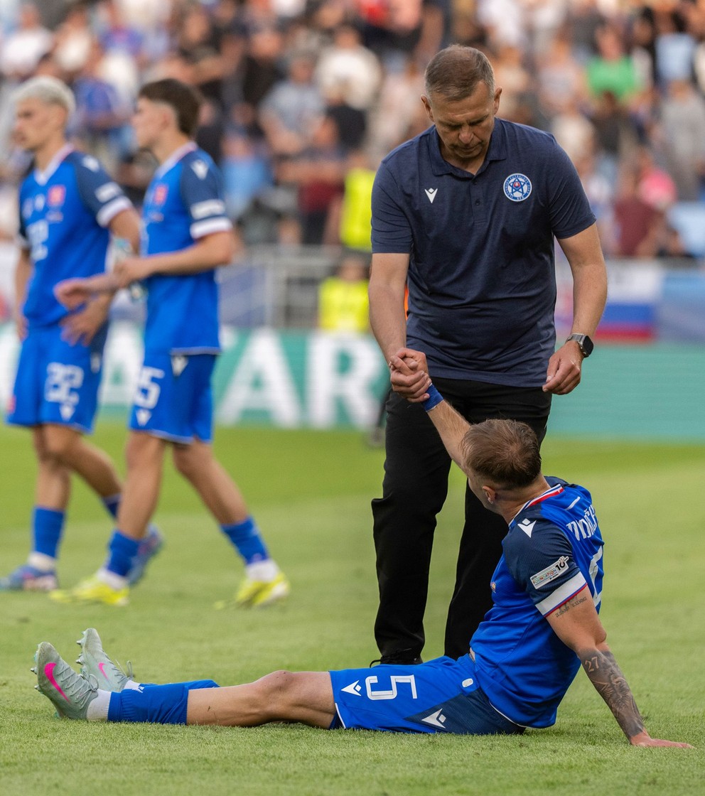 Na snímke hore tréner futbalistov Slovenska U21 Jaroslav Kentoš utešuje Dominika Javorčeka počas zápasu základnej A-skupiny Slovensko - Španielsko.