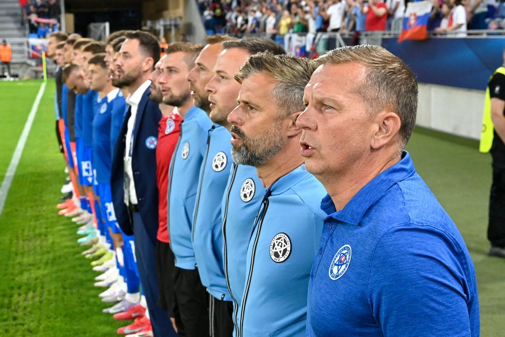 Na snímke vpravo tréner Slovenska Jaroslav Kentoš spieva spolu s realizačným tímom.