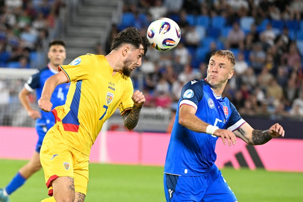 Na snímke zľava Ianis Stoica (Rumunsko) a Dominik Javorček (Slovensko) bojujú o loptu počas zápasu základnej A-skupiny Rumnsko -Slovensko.