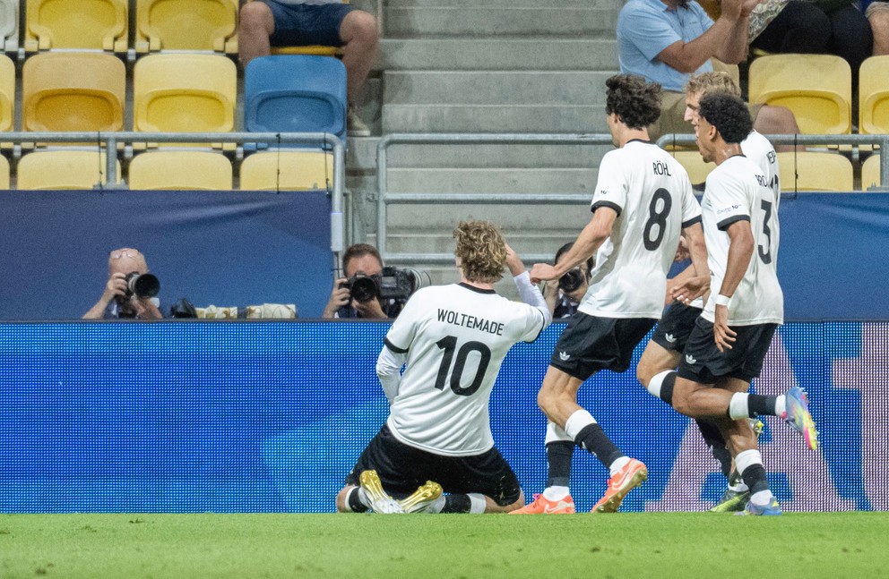 Nick Woltemade (vľavo), Merlin Röhl a Nathaniel Brown sa tešia po strelenom góle v zápase Nemecko - Taliansko v semifinále EURO U21 2025.