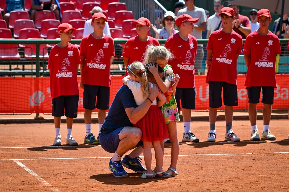 Filip Polášek objíma svoje dve dcéry počas rozlúčkového zápasu v rámci challengerového antukového turnaju Bratislava Open.