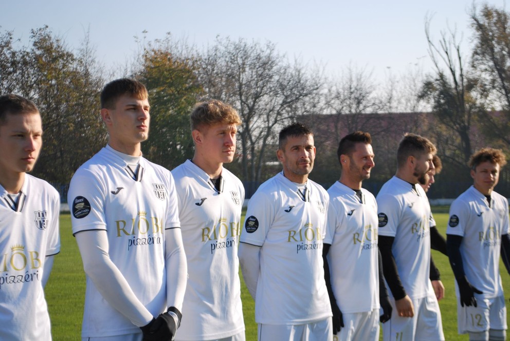 Štvrtý zľava jeden z najvyťažovanejších hráčov ŠK Šurany Peter Procháczka, ktorý oslávil minulý mesiac päťdesiatku.