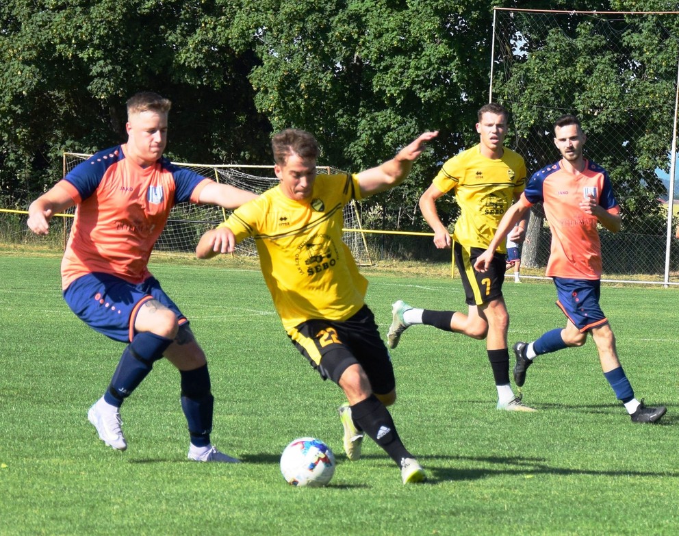 Z nedeľňajšieho posledného kola ŠK Podlužany - ŠK Nesvady (4:1) v žltom domáci Michal Greksa (22) a Adam Bukovčan (7).