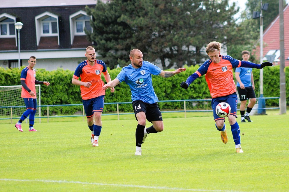 Futbalisti ŠK Nesvady zľava v oranžovom Adam Hrúz, Daniel Lukacsovics a Vladyslav Dubinin.  