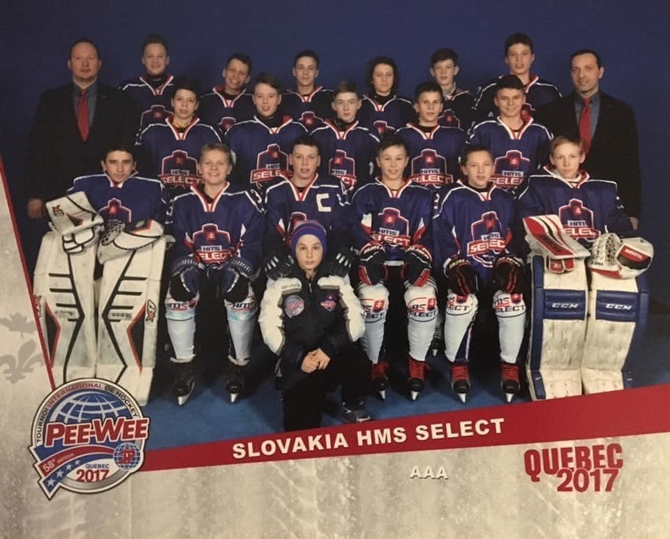Výber mladých hokejistov v klube HMS Select. V dolnom rade tretí sprava Martin Mišiak, kapitán Šimon Nemec a pod ním Alex Mišiak.
