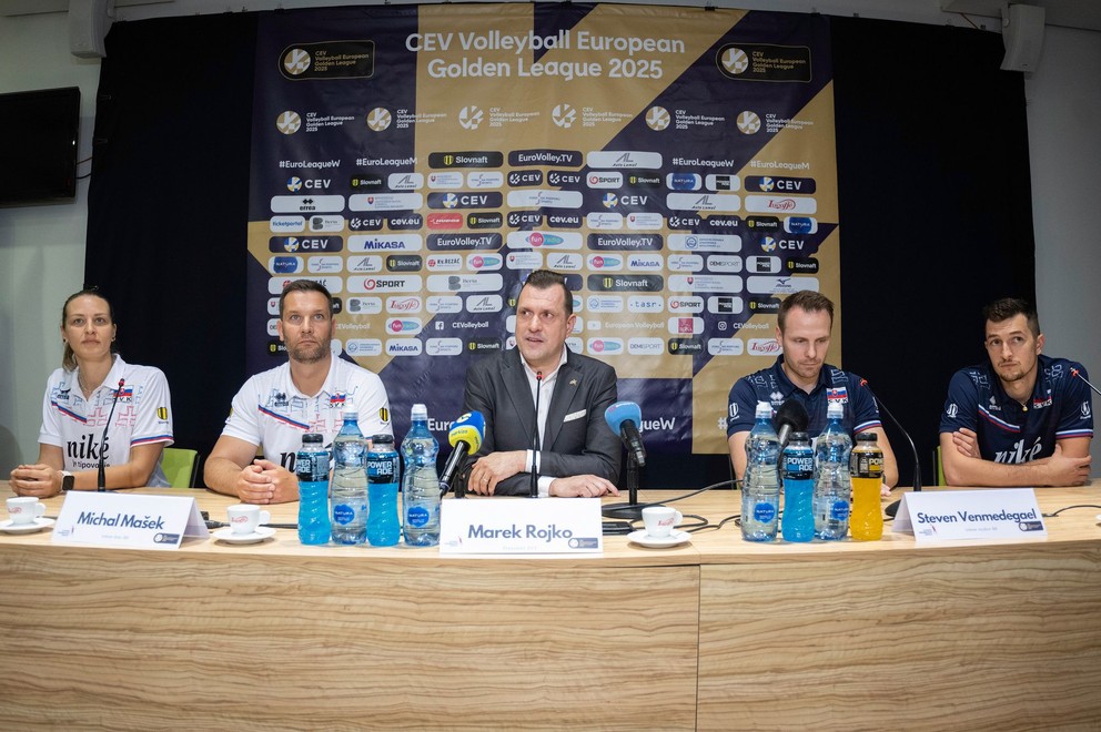 Zľava kapitánka Karin Palgutová, tréner žien Michal Mašek, prezident SVF Marek Rojko, tréner mužov Steven Venmedegael a kapitán Jakub Ihnát počas tlačovej konferencie.