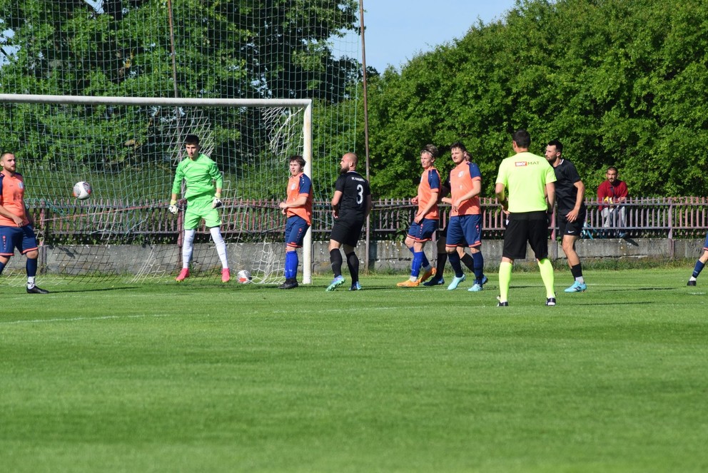 V stretnutí Komjatice - Nesvady gól nepadol. V oranžovom zľava Matúš Valkovský, Šimon Ftorek, Vladyslav Dubinin, Adrián Varga a brankár Maksym Ilkiv.  