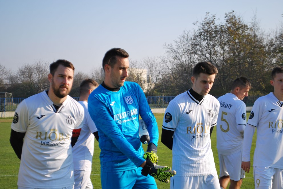 Brankár Vladimír Urbanec dopomohol minulú nedeľu k bodu svojmu ŠK Šurany vo Veľkom Mederi.