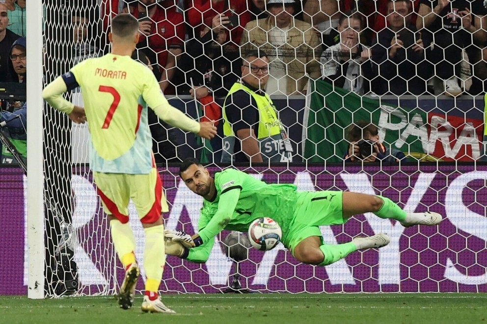 Portugalský brankár Diogo Costa chytá penaltu Álvara Moratu vo finále Ligy národov 2024/2025.