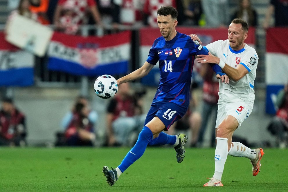 Ivan Perišič (left) and Vladimír Coufal in the Croatian - Czech Republic in the World Championship qualification 2026. 