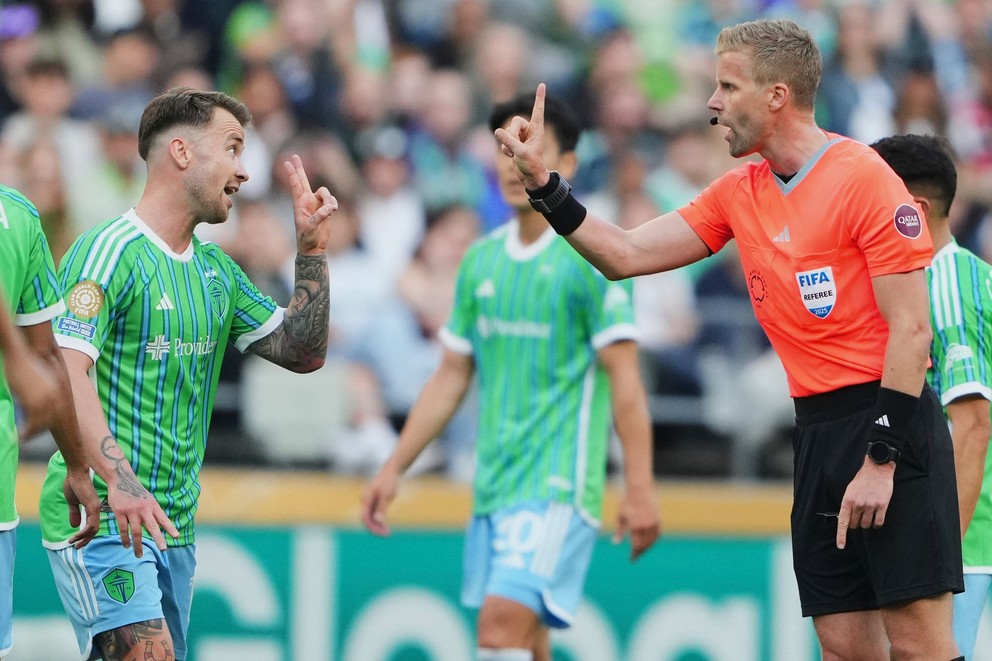 Albert Rusnák diskutuje s rozhodcom Glennom Nybergom počqs MS klubov 2025. 