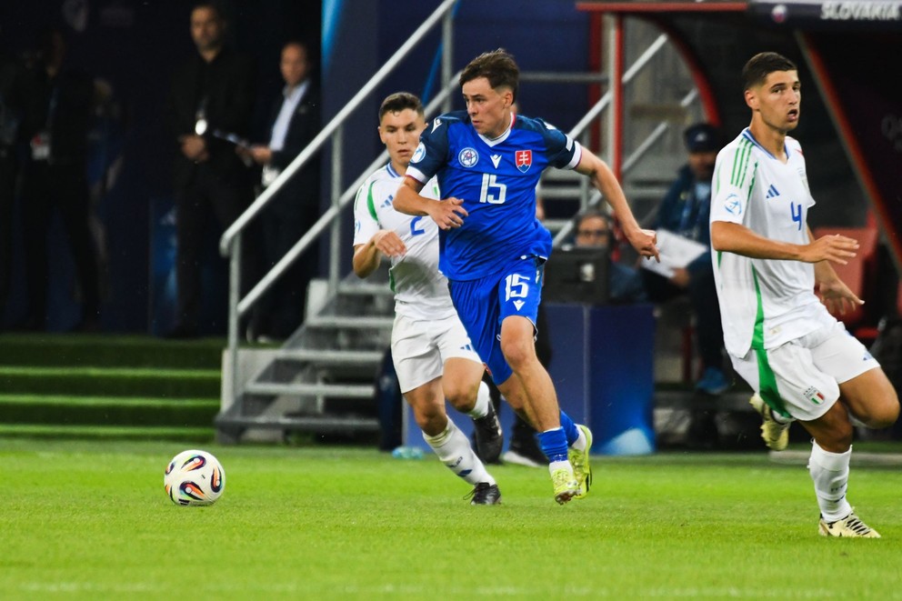 Leo Sauer počas zápasu Slovensko - Taliansko na EURO U21 2025.