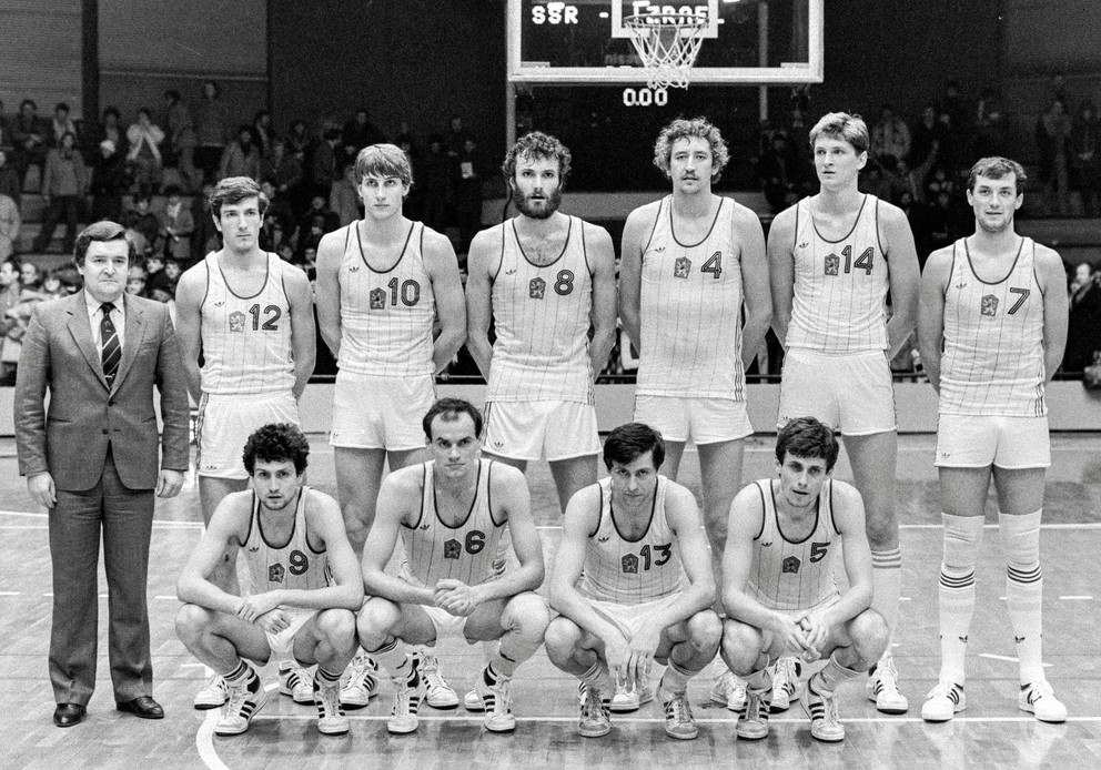 Basketbalová reprezentácia ČSSR v roku 1985. Zľava tréner Pavel Petera, Vladimír Vyoral, Oto  Matický, Stanislav Kropilák, Jaroslav Skála, Jiri Okáč, Peter Rajniak, v podrepe zľava Leoš Krejčí, Vlastimil Havlík, Kamil Brabenec, Juraj Žuffa. Z tímu, ktorý hral na ME 1985, chýbajú Igor Vraniak a Zdeněk Böhm.