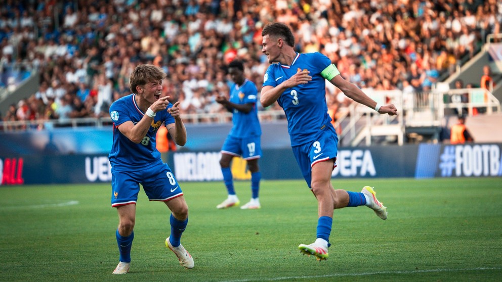 Kapitán Francúzov Quentin Merlin (vpravo) oslavuje gól v zápase Francúzsko - Dánsko vo štvrťfinále EURO U21 v Prešove.