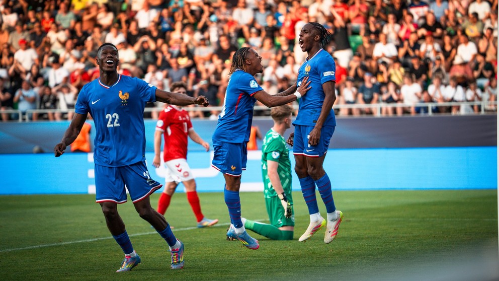 Mathys Tel (vpravo) oslavuje so spoluhráčmi gól vo štvrťfinále EURO U21 v Prešove medzi Francúzskom a Dánskom.