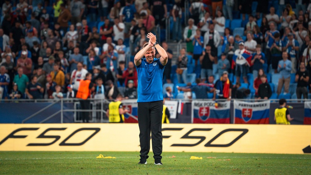 Tréner Jaroslav Kentoš sa lúči s fanúšikmi po zápase Slovensko - Rumunsko na EURO U21.
