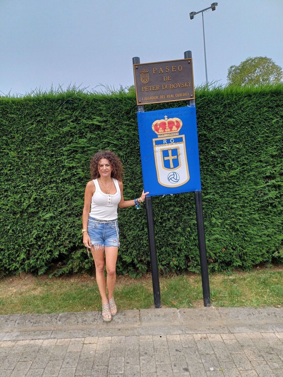 Zlatica Čarabová je priateľkou zosnulého futbalistu, zostala žiť v Oviede. Ukazuje na ulicu, ktoré nesie meno Dubovského.