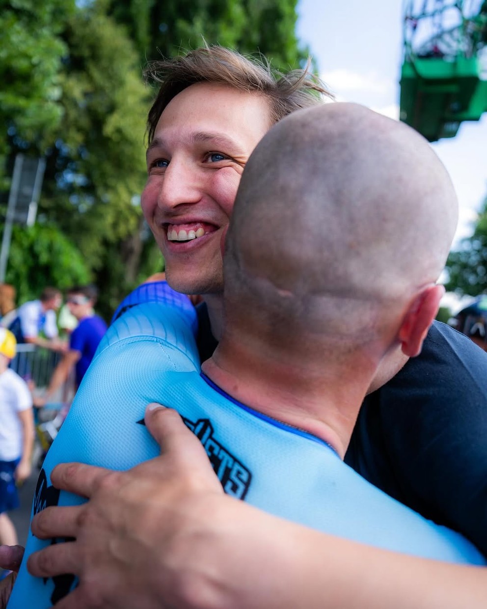 Lukáš Kubiš v objatí s majiteľom tímu Basom Tietemom po zisku titulu majstra Slovenska.