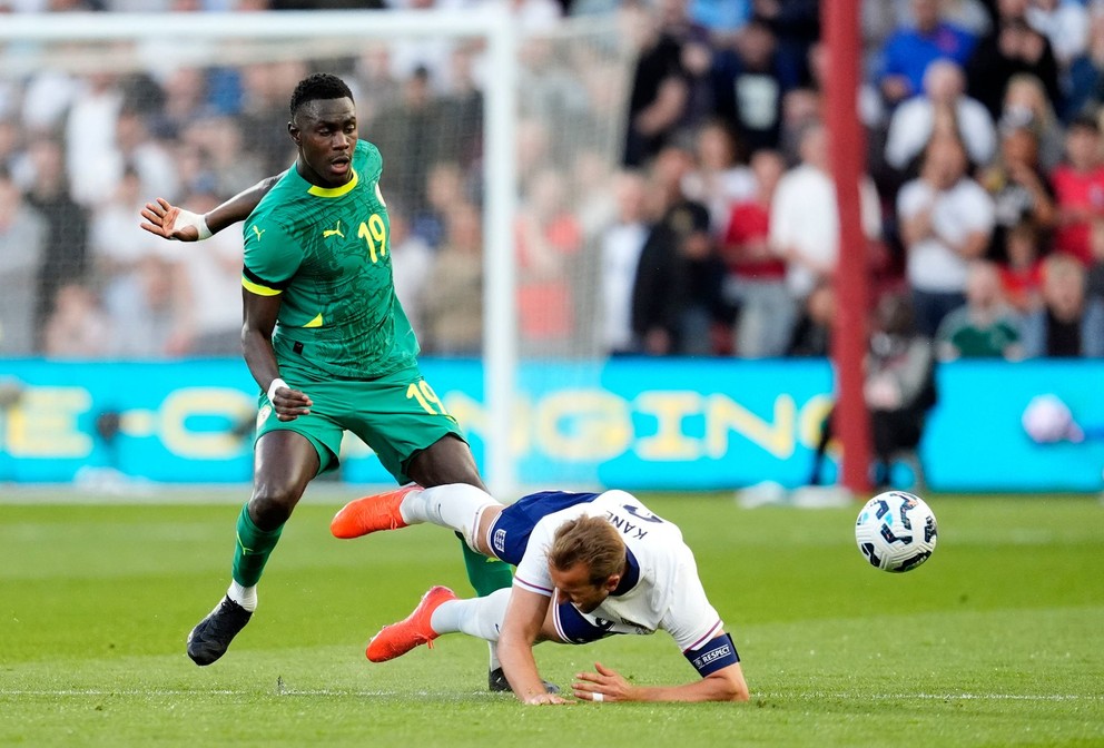 Moussa Niakhate a Harry Kane v zápase Anglicko - Senegal.