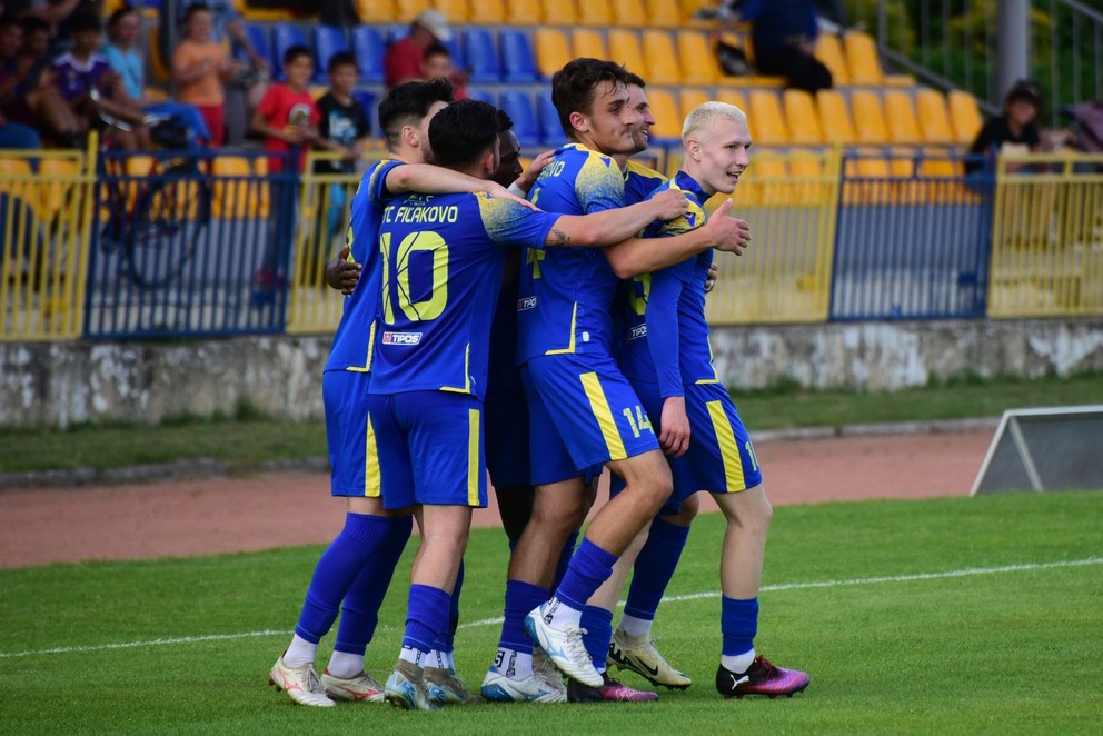 Prvý gól Fiľakova v zápase so Sninou dal Máté Mihály (prvý sprava).