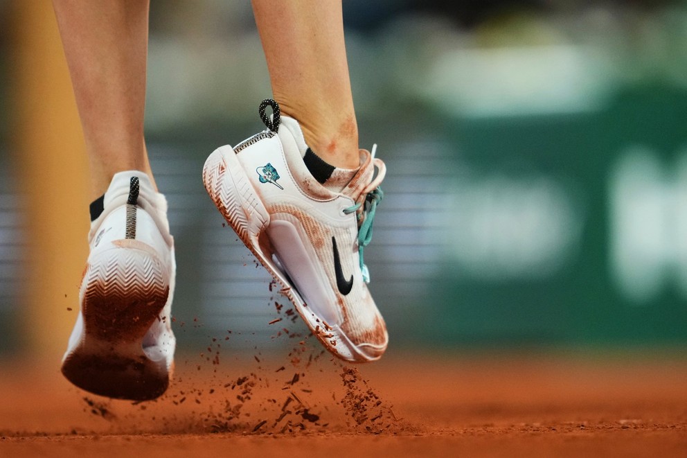 Záber na odraz Aryny Sabalenkovej od antuky počas Roland Garros 2025.