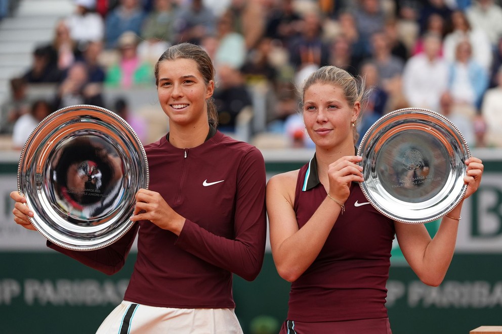 Lilli Taggerová (vľavo) a Hannah Klugmanová s trofejami po finále dvojhry junioriek na Roland Garros 2025.