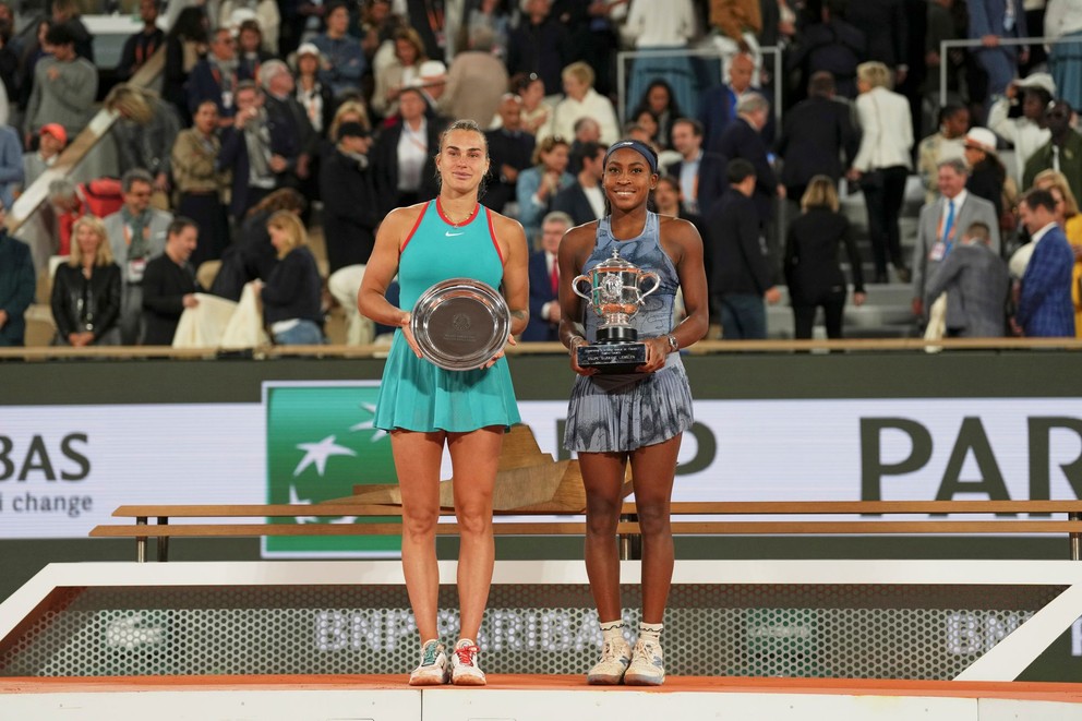 Coco Gauffová a Aryna Sabalenková po finále Roland Garros 2025.