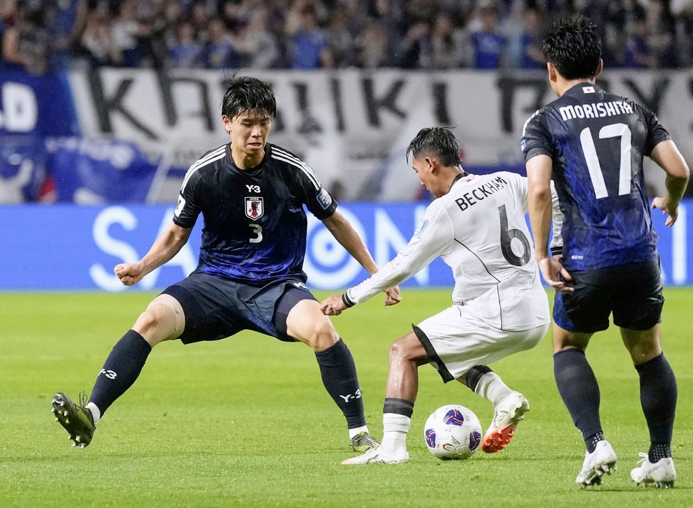 Kota Takai (vľavo) a Beckham Putra Nugraha v zápase Japonsko - Indonézia v kvalifikácii MS vo futbale 2026.