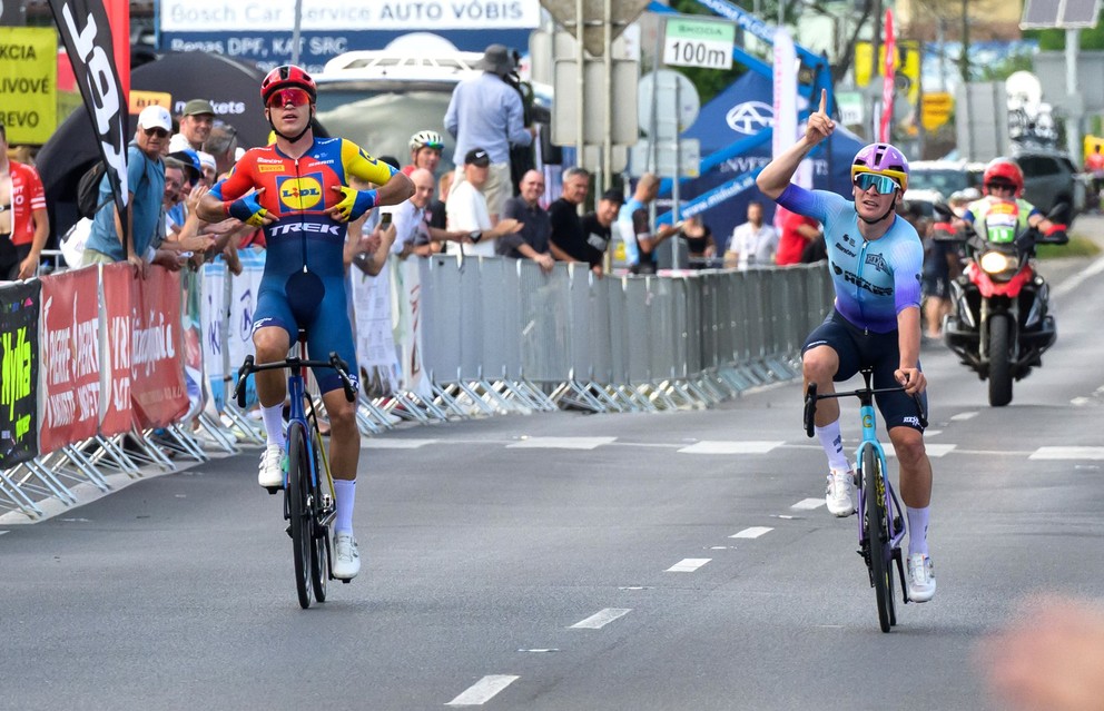 Lukáš Kubiš (vpravo) a Mathias Vacek prichádzajú do cieľa pretekov s hromadným štartom na MSR a ČR 2025.