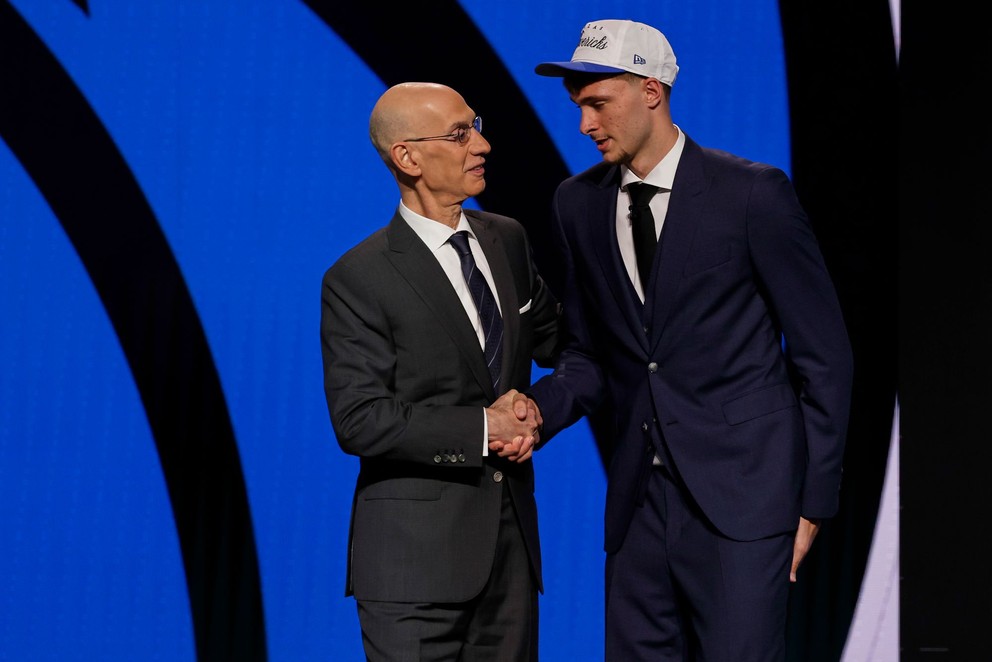 Komisár NBA Adam Silver a Cooper Flagg.