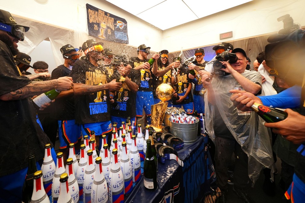 Basketbalisti Oklahoma City oslavujú triumf v NBA.