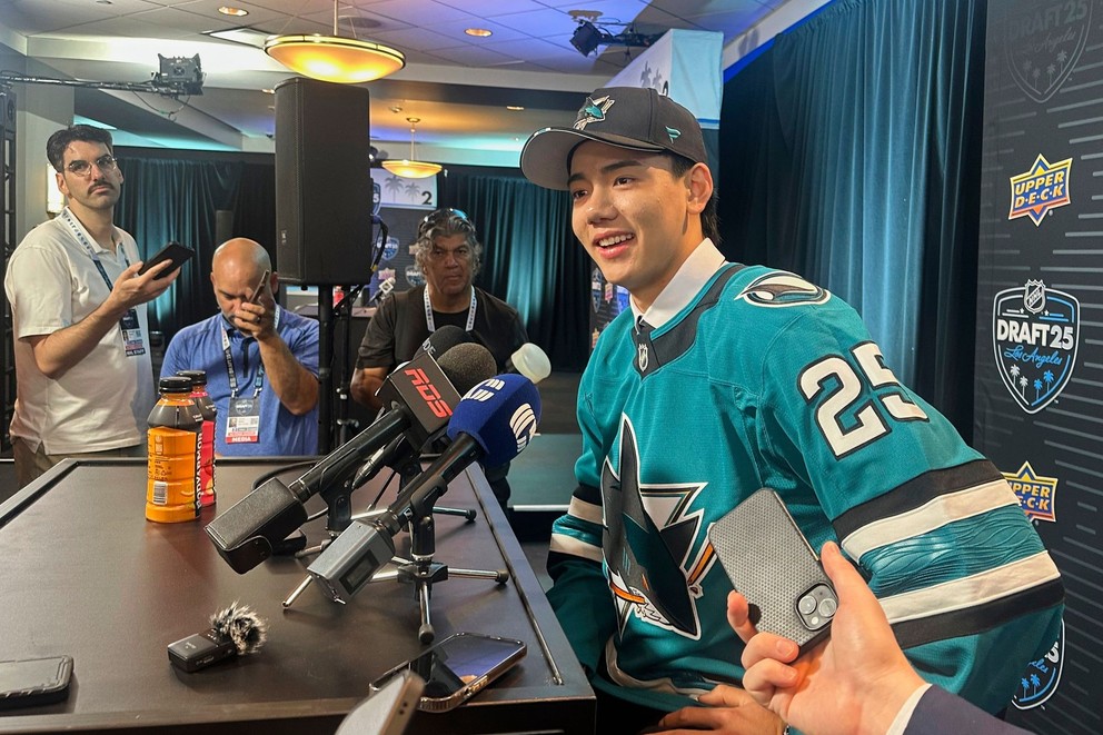 Simon Wang v drese San Jose Sharks počas draftu NHL 2025.