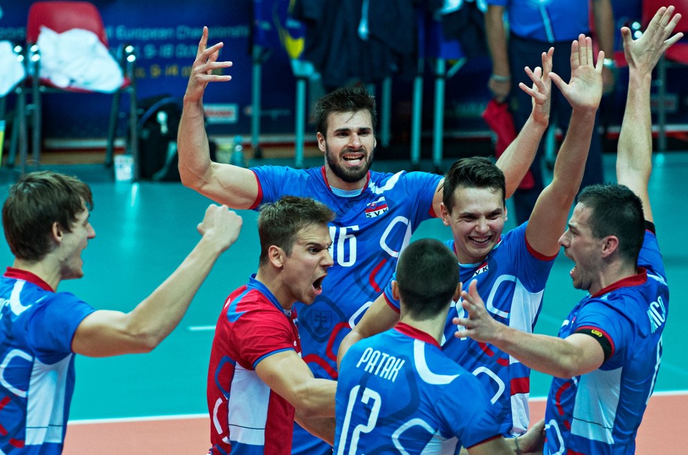 Slovenskí volejbalisti (zľava) Šimon Krajčovič, Matej Kubš, Peter Michalovič, Matej Paták, František Ogurčák a Peter Ondrovič v zápase D-skupiny Slovensko - Srbsko na ME 2015.