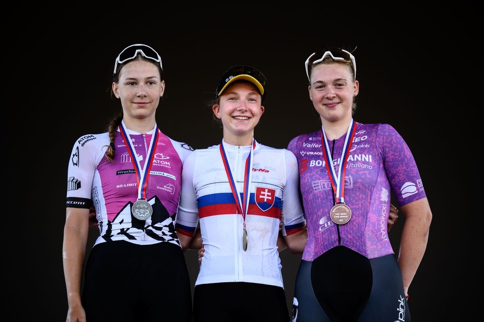 Zľava Sofia Ungerová, Viktória Chladoňová a Nora Jenčušová na MSR a ČR 2025.