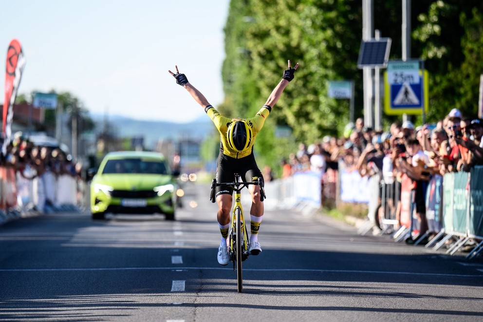 Víťazné gesto Viktórie Chladoňovej po zisku titulu majsterky Slovenska v cestnej cyklistike.