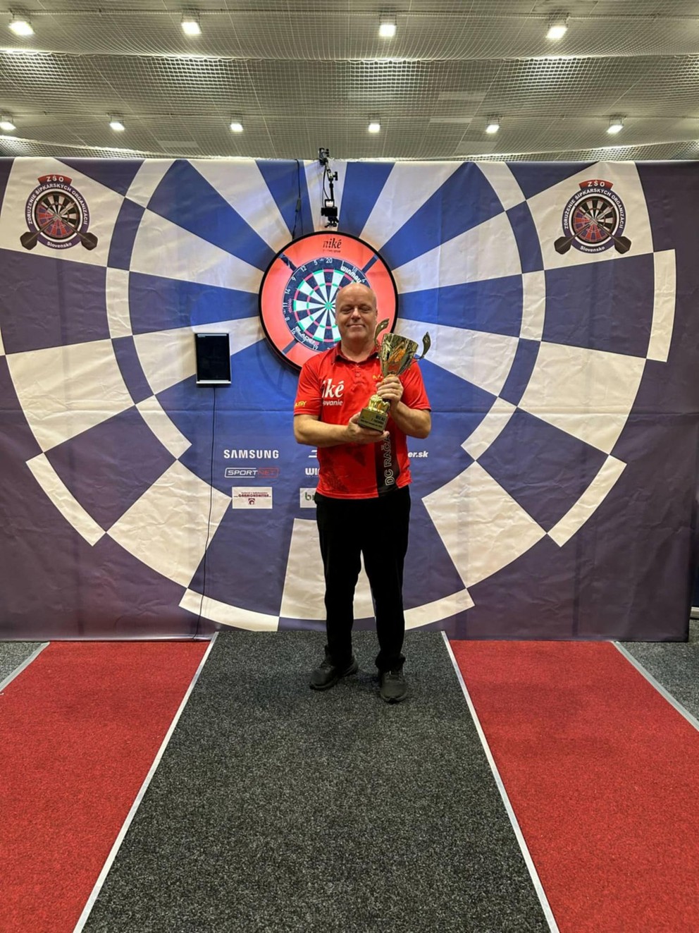 Ľuboš Pivarč s trofejou pre víťaza jarnej časti Niké Dart League. 