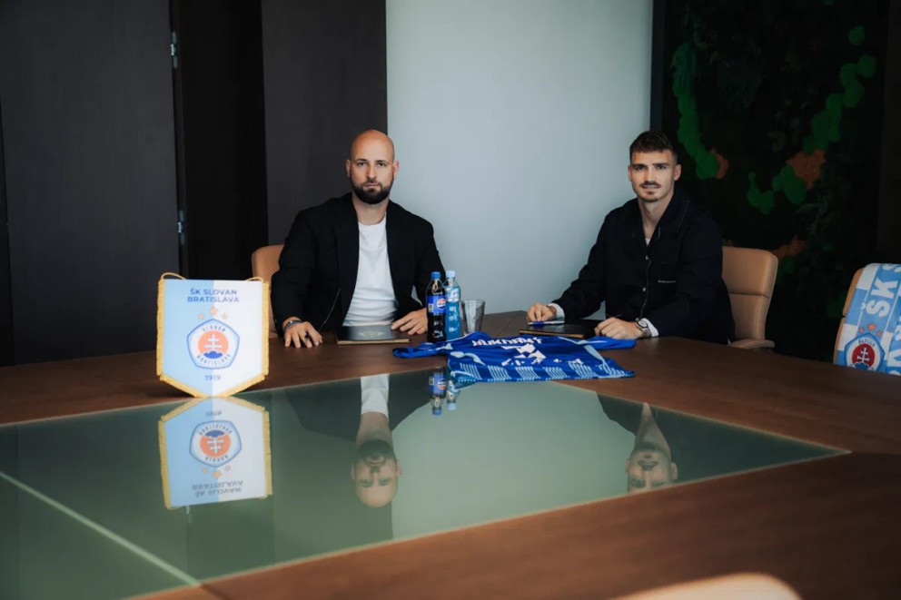 Peter Pokorný a Ivan Kmotrík ml pri podpise zmluvy.