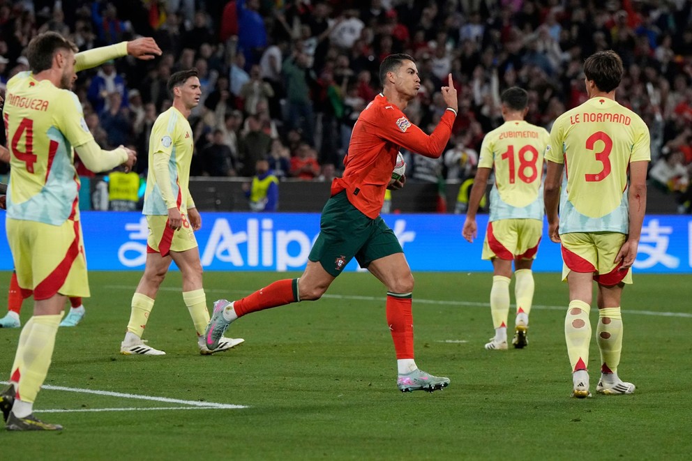 Cristiano Ronaldo sa teší po strelenom góle v zápase Portugalsko - Španielsko vo finále Lihy národov UEFA.