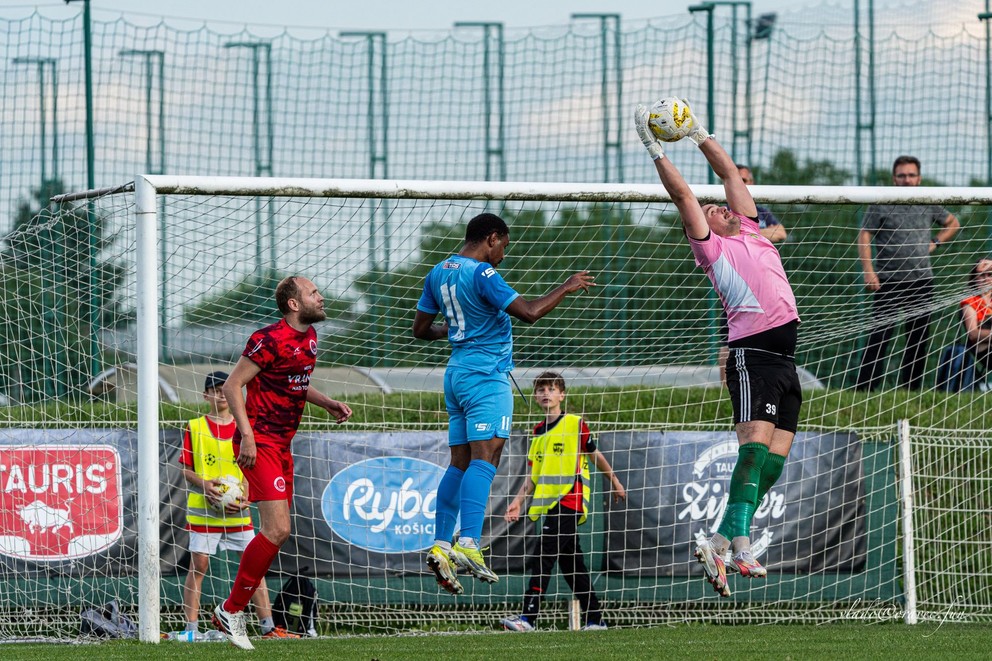 Brankár MFK Vranova nad Topľou Tomáš Dráb stiahne loptu pred hráčom MŠK Rimavská Sobota Ruamom Kevinom Almeidom Valentimom.