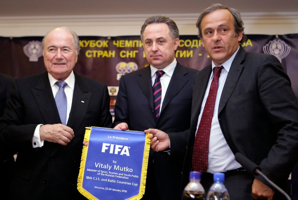 Zľava vtedajší prezident FIFA Sepp Blatter, ruský minister športu Vitalij Mutko a Michel Platini ešte ako prezident UEFA.