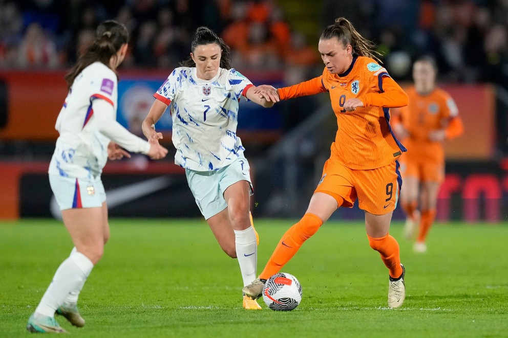 Romee Leuchterová (vpravo) a Ingrid Engenová v zápase Holandsko - Nórsko v kvalifikácii ME vo futbale žien 2025.