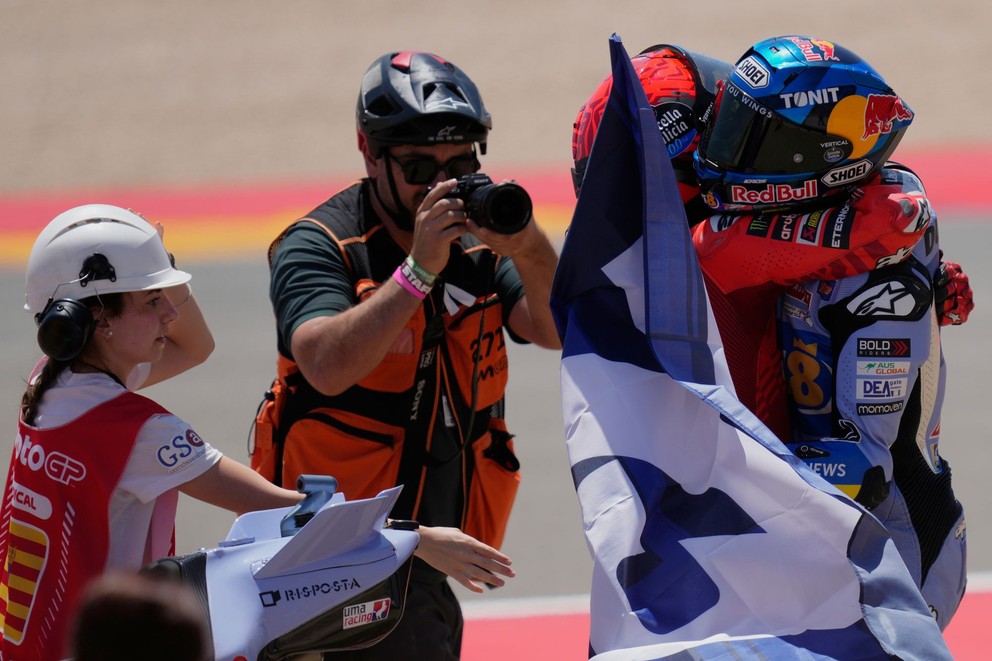 Bratia Alex Márquez (vpravo) a Marc Márquez sa objali po Veľkej cene Aragónska 2025.