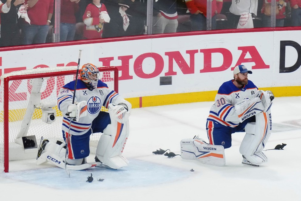 Sklamaní brankár Edmontonu Stuart Skinner a Calvin Pickard po prehre vo finále play-off NHL.